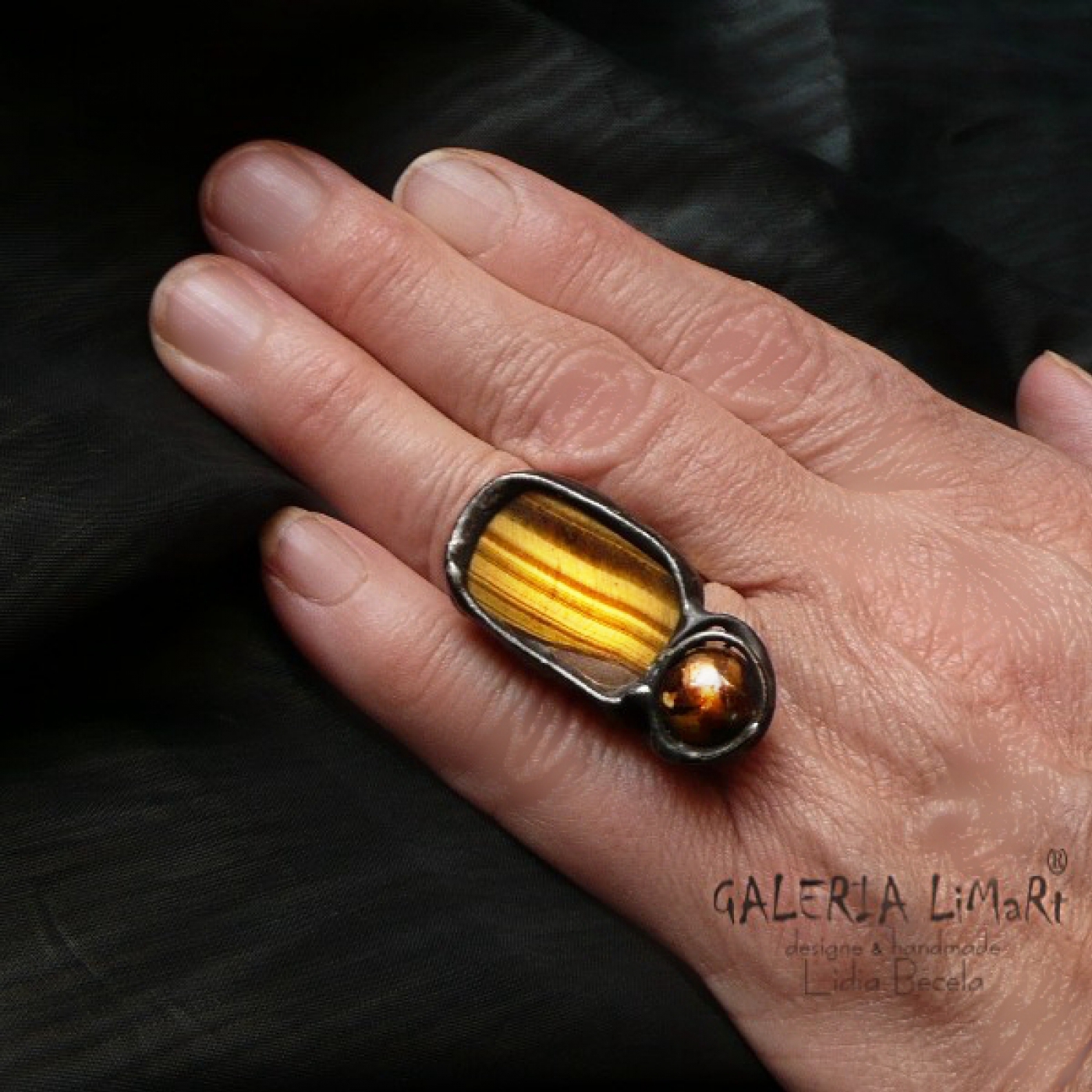 pierścień, pierścionek z pięknego minerału o nazwie oko tygrysa